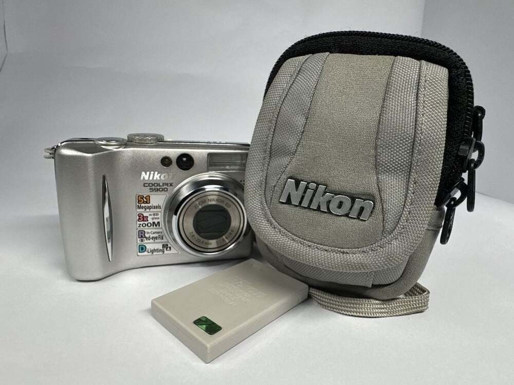“Tested” Nikon Coolpix 5900 5.1MP Digital Camera Silver with Battery and Case